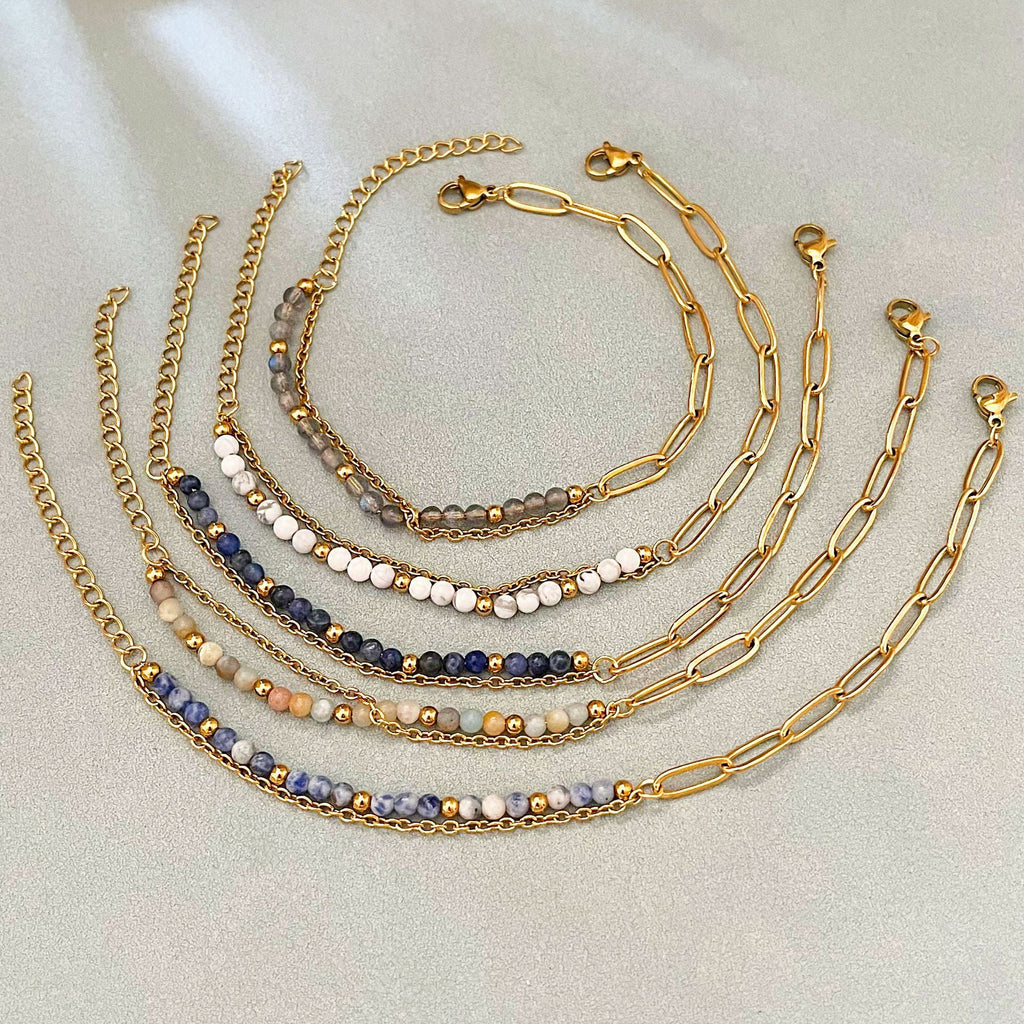 Bracelet double rang avec perles naturelles multicolores sur chaîne dorée élégante, fermoir mousqueton.