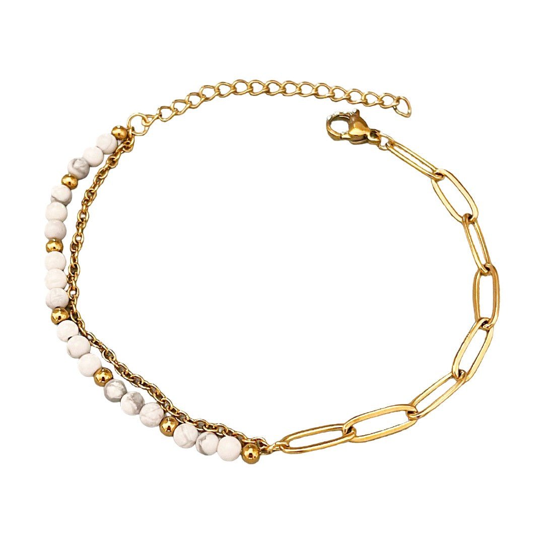 Bracelet double rang avec perles blanches en pierres naturelles et chaîne dorée à maillons ovales, fermoir mousqueton.