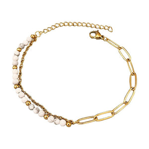 Bracelet double rang avec perles blanches en pierres naturelles et chaîne dorée à maillons ovales, fermoir mousqueton.