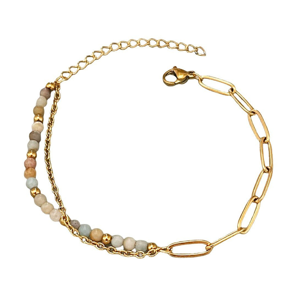 Bracelet double rang doré avec perles naturelles beige, marron et bleu, fermoir mousqueton et chaîne fine élégante.