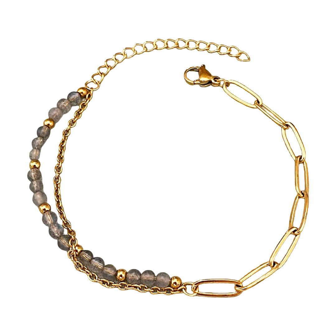 Bracelet double rang avec perles grises en pierres naturelles et chaîne dorée fine, fermoir mousqueton.