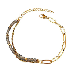 Bracelet double rang avec perles grises en pierres naturelles et chaîne dorée fine, fermoir mousqueton.