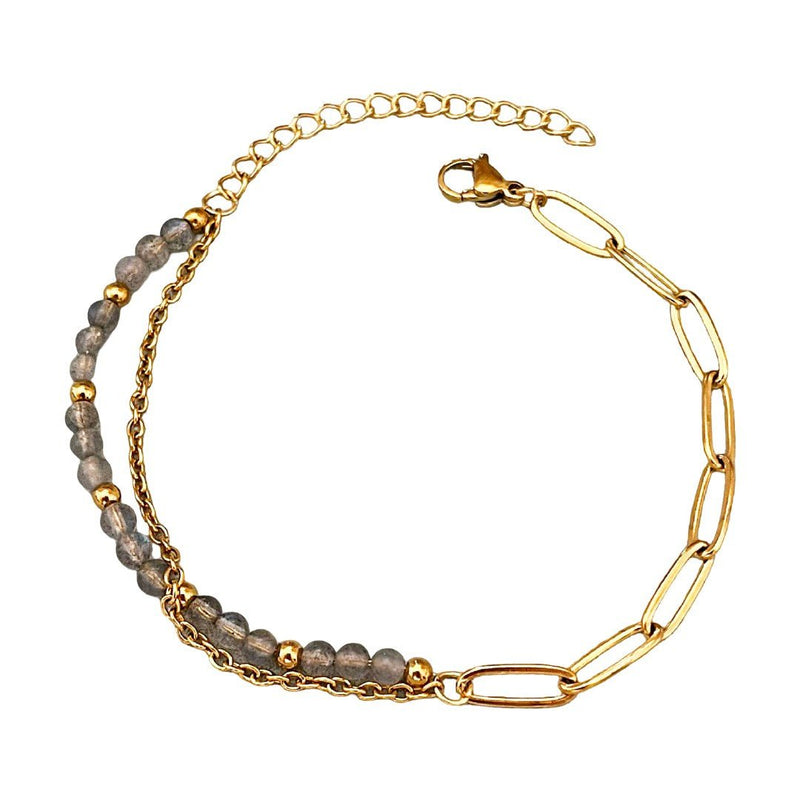 Bracelet double rang avec perles grises en pierres naturelles et chaîne dorée fine, fermoir mousqueton.