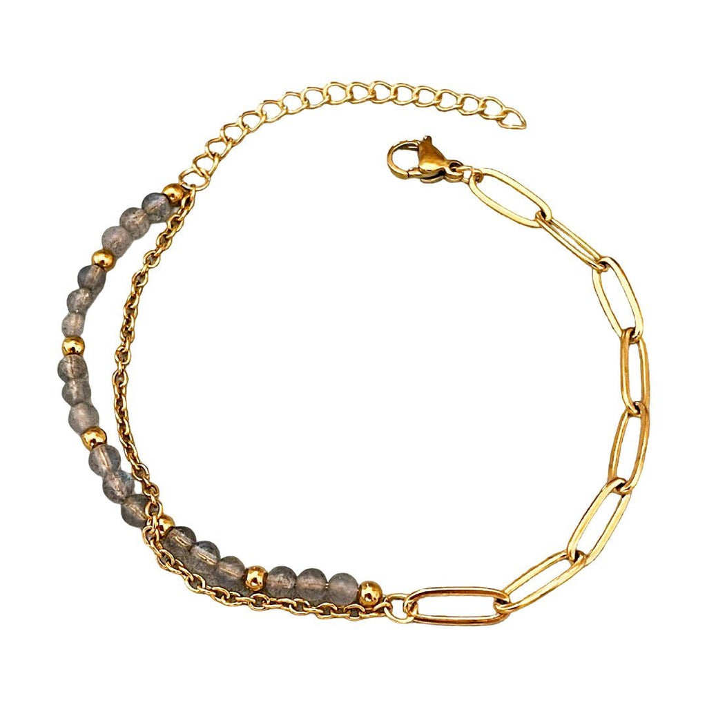 Bracelet double rang avec perles grises en pierres naturelles et chaîne dorée fine, fermoir mousqueton.