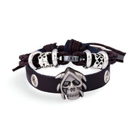 Bracelet double-rangs noir en cuir avec tête de mort métallique et détails tressés en tissu noir.