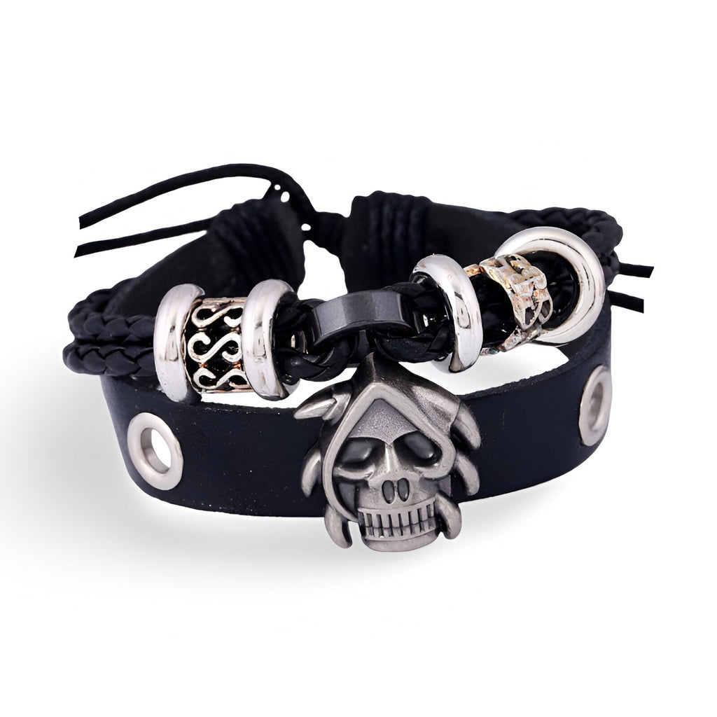 Bracelet double-rangs en cuir noir avec tête de mort métallique et détails argentés.