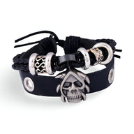 Bracelet double-rangs en cuir noir avec tête de mort métallique et détails argentés.