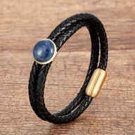 Bracelet double-rangs en microfibre noir tressé avec pierre ronde lapis lazuli et fermoir doré mat.