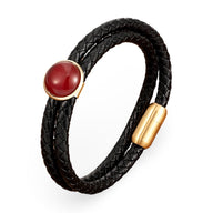 Bracelet double-rangs en microfibre noire tressée avec pierre rouge ronde et fermoir doré magnétique.