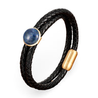 Bracelet double-rangs en microfibre noire tressée avec pierre lapis-lazuli ronde et fermoir doré magnétique.