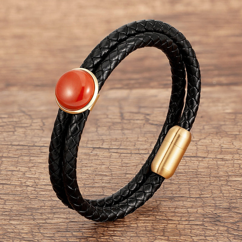 Bracelet double-rangs en microfibre noire tressée, orné d'une pierre agate rouge cerclée de métal doré.