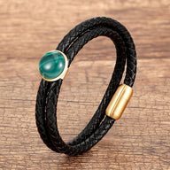 Bracelet homme double-rangs en microfibre noire tressée avec pierre verte brillante et fermoir doré magnétique.
