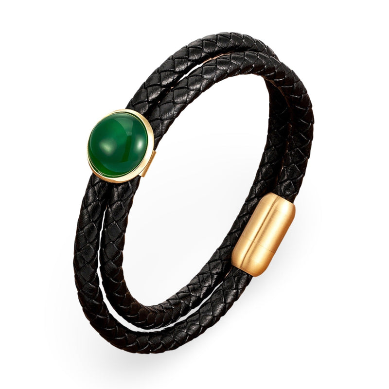 Bracelet double-rangs en microfibre noire tressée avec pierre verte brillante et fermoir doré mat.