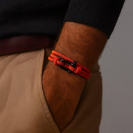 Bracelet double tour orange en nylon avec fermoir manille en acier inoxydable porté au poignet.