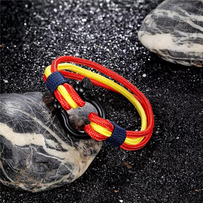 Bracelet nylon aux couleurs du drapeau espagnol rouge et jaune avec boucle manille noire, modèle Javier.