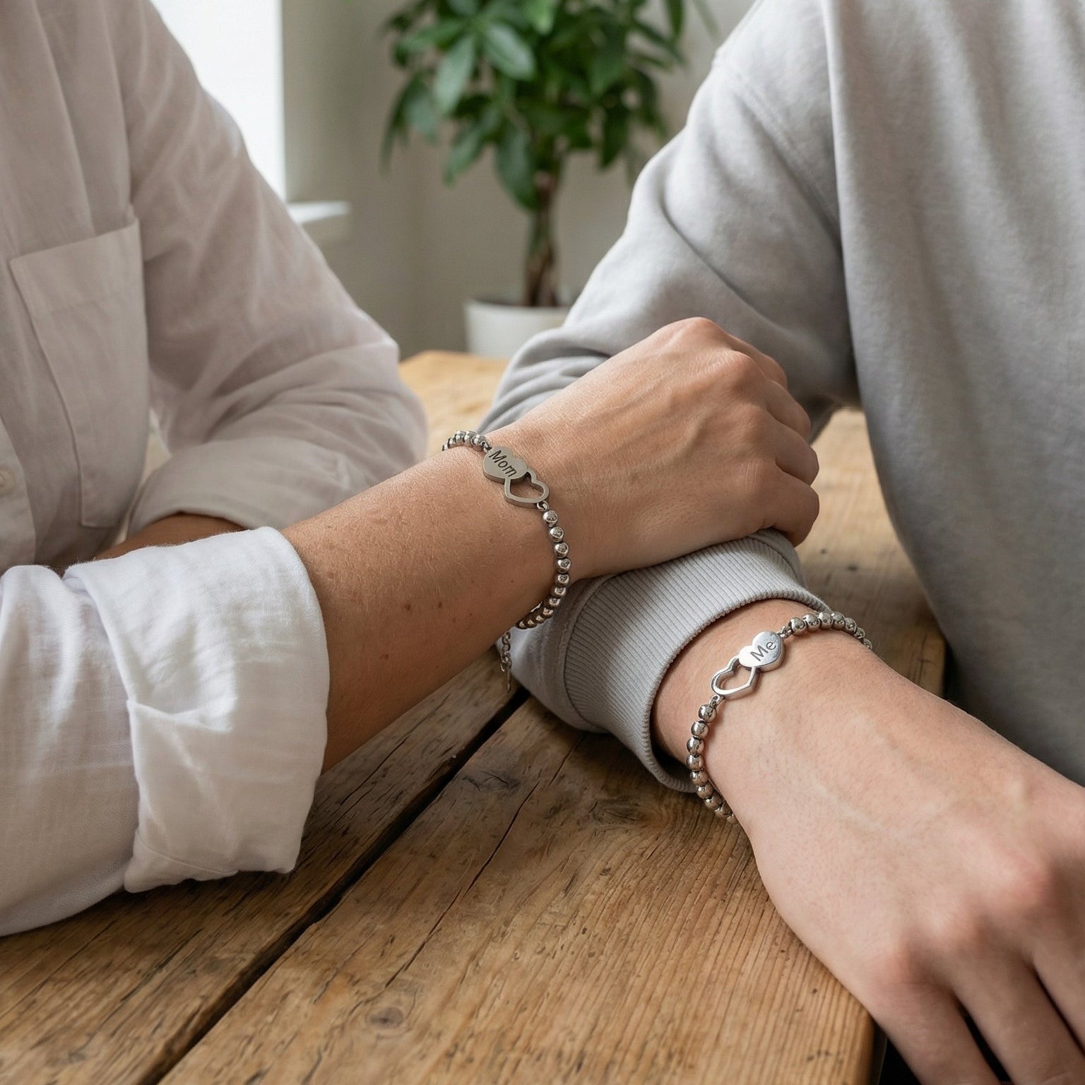 Bracelet duo mère enfant en acier inoxydable, perles argentées, cœurs gravés Mom et Me, cadeau fête des mères ajustable, modèle Youmi