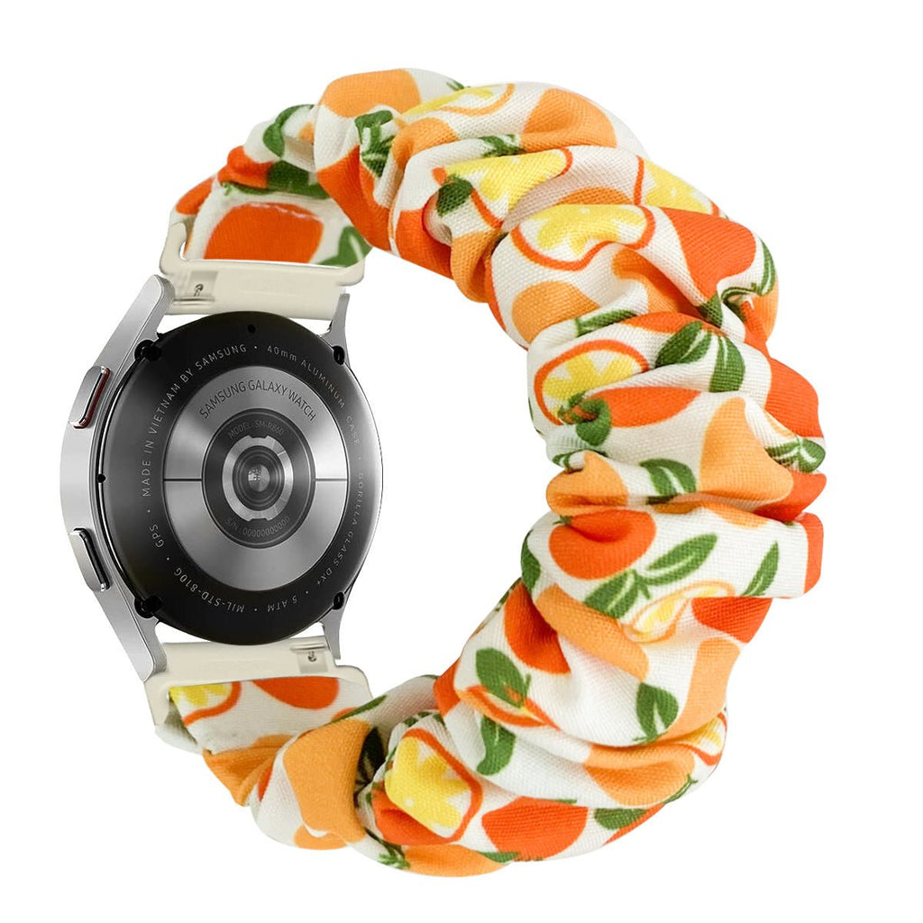 Bracelet élastique en tissu blanc imprimé motifs orange et feuilles vertes, style chouchou pour montre connectée.