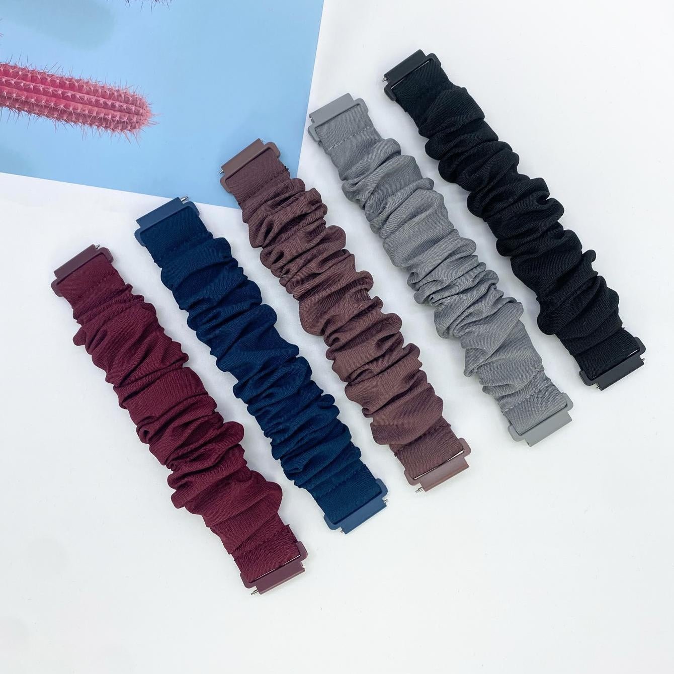 Lot de cinq bracelets élastiques chouchou en tissu aux couleurs bordeaux, bleu marine, taupe, gris et noir pour montre.