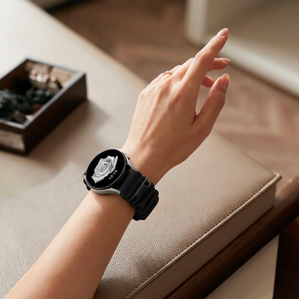 Bracelet élastique noir en tissu style chouchou, compatible montres connectées 20-22mm, modèle Gestie.