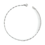 Bracelet fin en titane plaqué argent avec maillons ovales délicats et fermoir mousqueton.