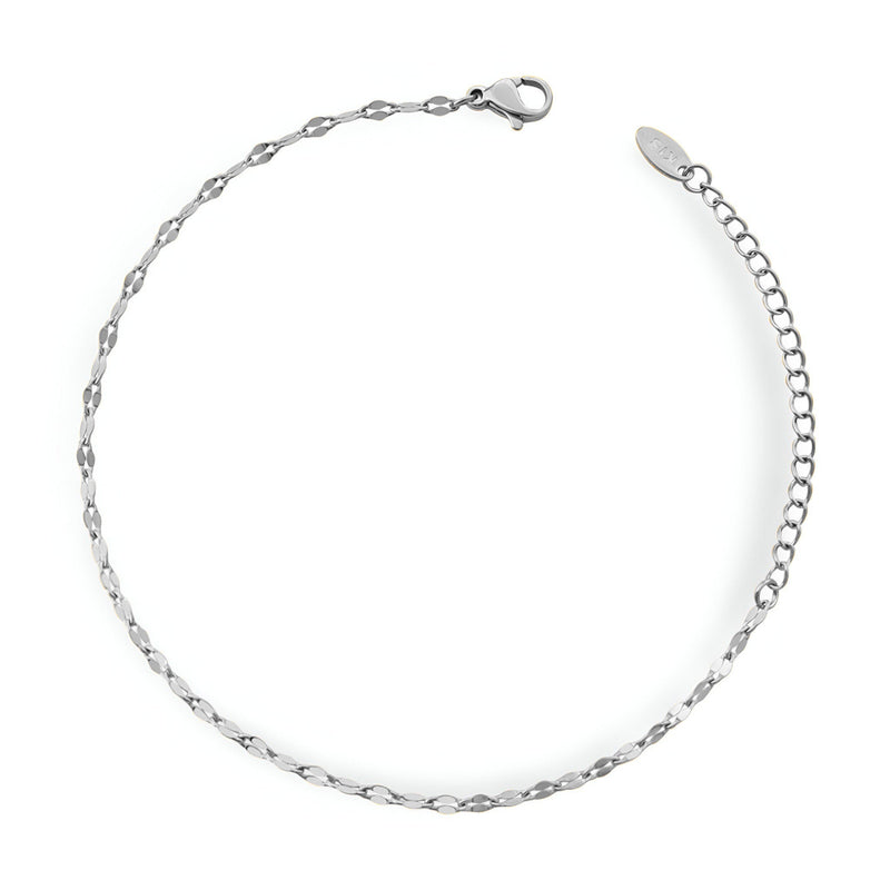 Bracelet fin en titane plaqué argent avec maillons ovales délicats et fermoir mousqueton.