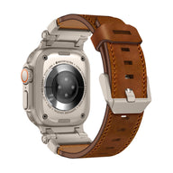 Bracelet en cuir marron avec coutures visibles et boucle en acier argenté pour Apple Watch Ultra.