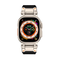 Bracelet en cuir noir et acier argenté, style technique et ajustable pour Apple Watch Ultra.
