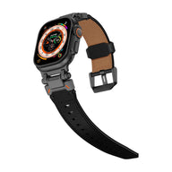 Bracelet noir en cuir avec boucle noire métal pour Apple Watch Ultra, intérieur marron doux.