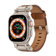 Bracelet en cuir marron avec attaches en acier argenté, ajustable pour Apple Watch Ultra.