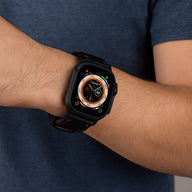 Bracelet en cuir noir et acier noir, ajustable, porté sur Apple Watch Ultra taille 43-49 mm.