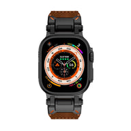 Bracelet pour Apple Watch Ultra en cuir marron et acier noir avec coutures orange, design robuste et ajustable.
