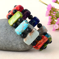 Bracelet multicolore en 8 pierres naturelles rectangulaires et perles noires rondes, style bohème.