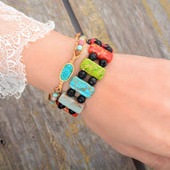 Bracelet femme multicolore avec 8 pierres naturelles et perles rondes sur corde élastique.