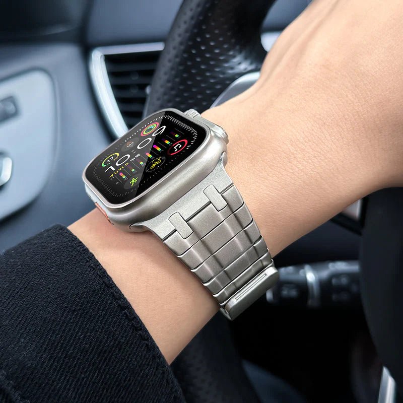 Bracelet en acier argenté mat ajustable pour Apple Watch, maillons larges et finition lisse.