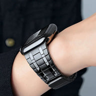 Bracelet en acier noir magnétique pour Apple Watch, maillons larges et ajustables, finition brillante.