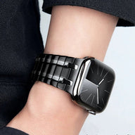 Bracelet magnétique en acier noir mat pour Apple Watch, maillons larges et ajustables, style moderne.