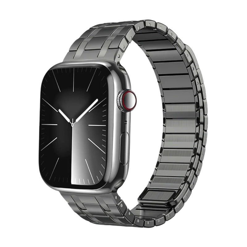 Bracelet en acier noir mat avec maillons larges et fermeture magnétique pour Apple Watch.
