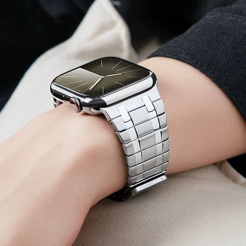 Bracelet en acier argenté pour Apple Watch, maillons larges et ajustables, finition brillante.