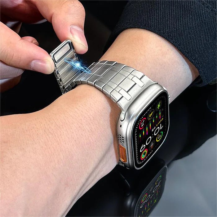 Bracelet magnétique ajustable en acier argenté pour Apple Watch, finition maillons larges.