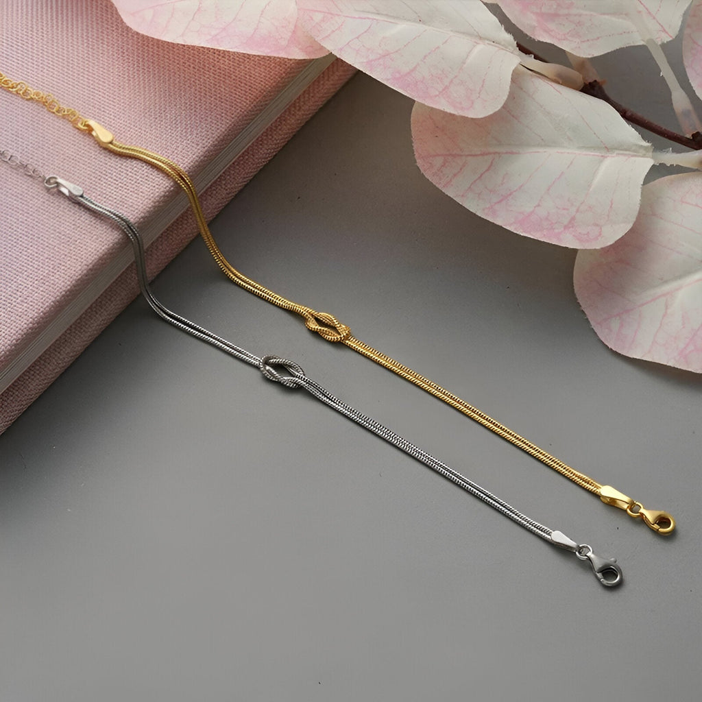 Bracelets fins en acier inoxydable or et argent avec nœud central élégant pour femme.
