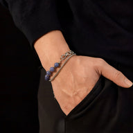Bracelet homme en acier argenté avec perles bleues d’aventurine et chaîne fine.