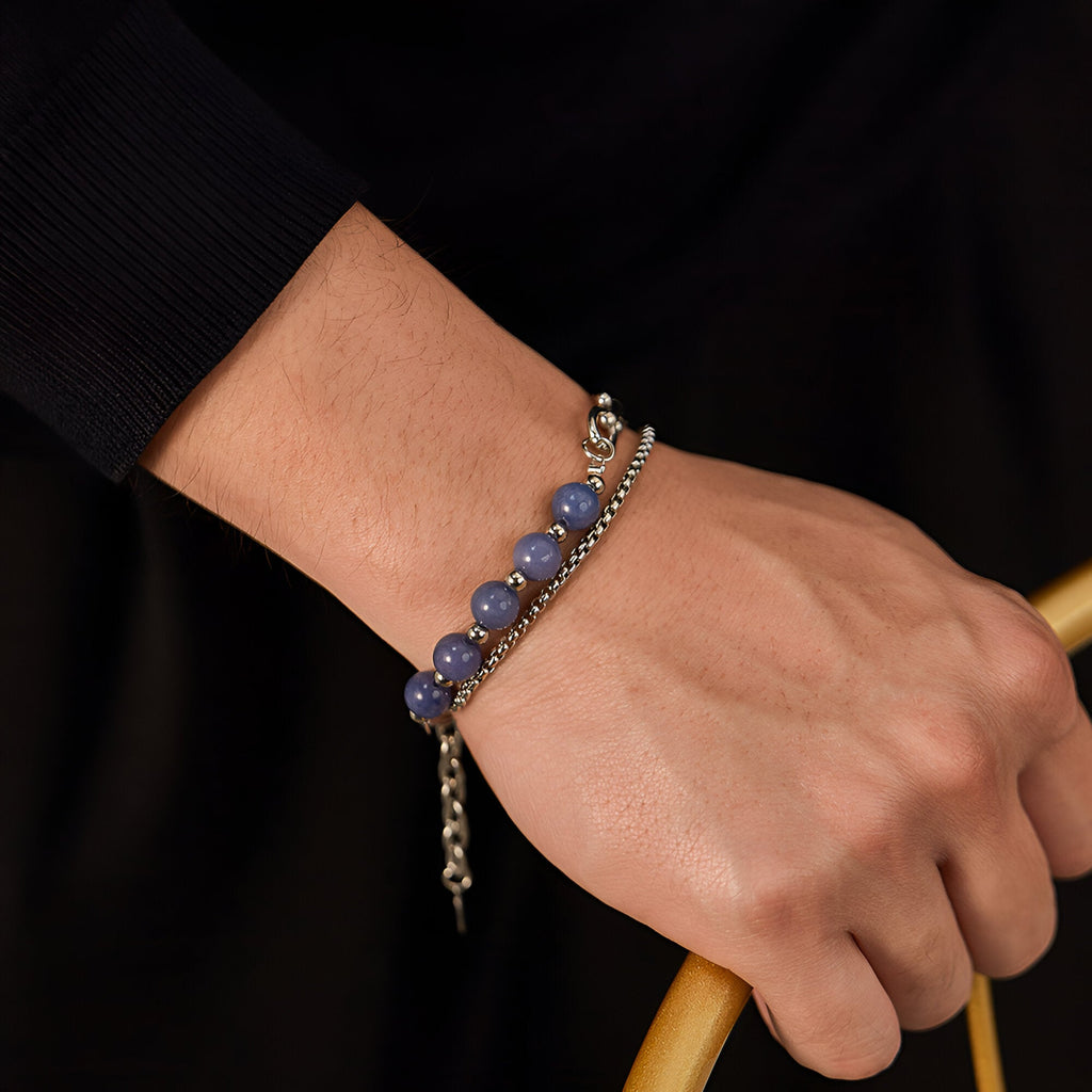 Bracelet homme en acier inoxydable argenté avec perles rondes bleu aventurine et chaîne ajustable.