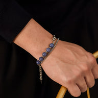 Bracelet homme en acier inoxydable argenté avec perles rondes bleu aventurine et chaîne ajustable.