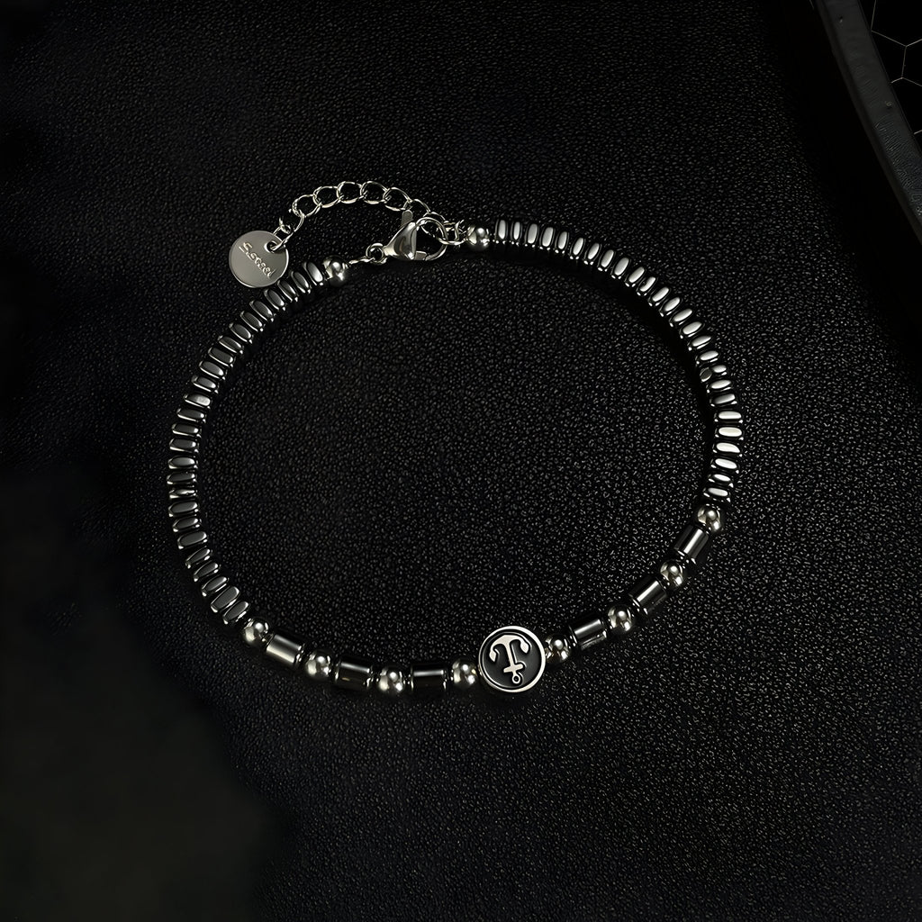 Bracelet homme en acier inoxydable avec perles d'hématite noire et charm ancre argenté.