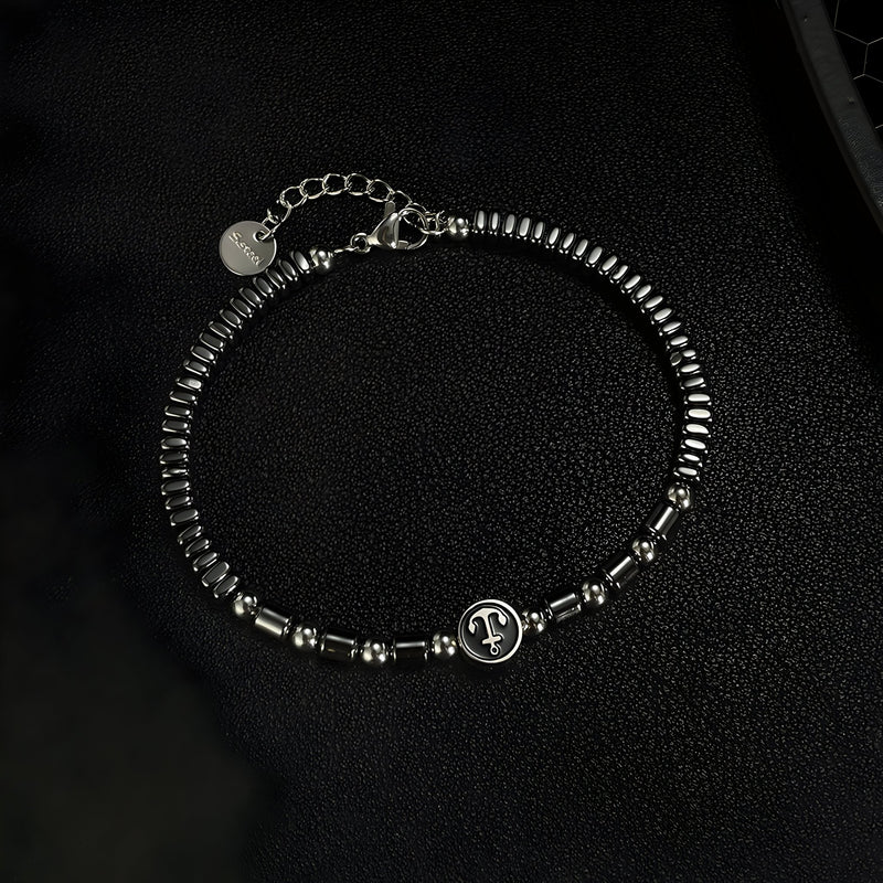 Bracelet homme en acier inoxydable avec perles d'hématite noire et charm ancre argenté.