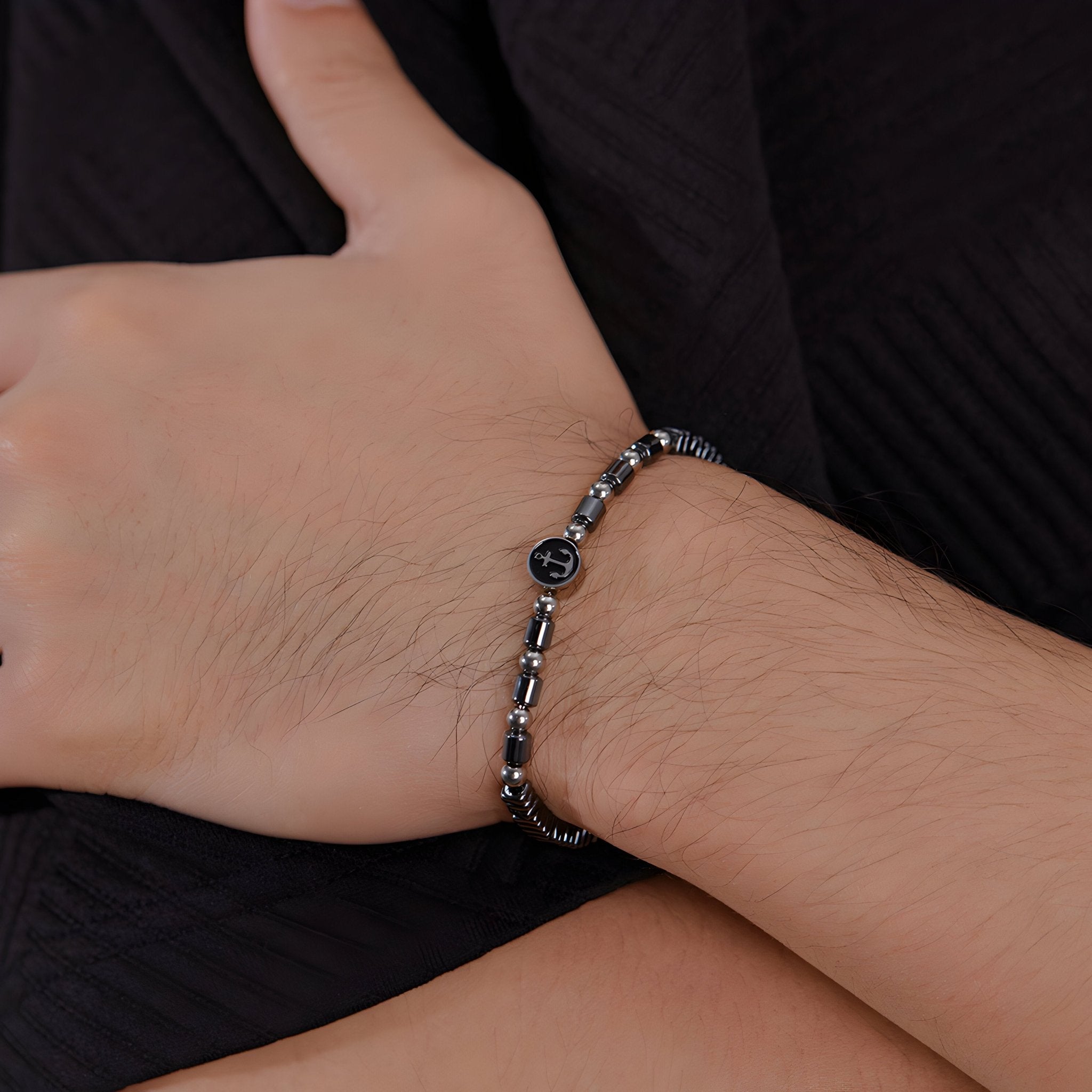 Bracelet en acier inoxydable et hématites noires pour homme, charm ancre, modèle Jeff - La Boutique du Bracelet