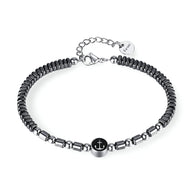 Bracelet homme en acier inoxydable avec perles hématite noires et charm ancre argenté ajustable.