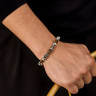 Bracelet homme en acier inoxydable argenté avec perles d'œil de tigre marron, style moderne.