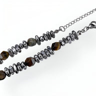 Bracelet pour homme en acier inoxydable avec perles œil de tigre marron et anneaux argentés.
