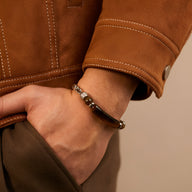 Bracelet homme en acier inoxydable argenté avec perles d’œil de tigre marron élégant.